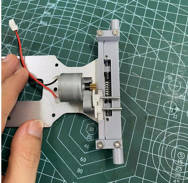 自己动手制作一个金属的带差速器的可转向的遥控玩具车