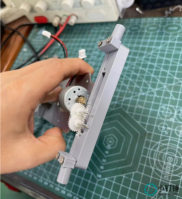 自己动手制作一个金属的带差速器的可转向的遥控玩具车
