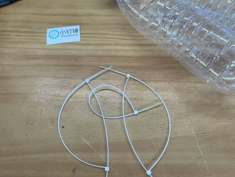 如何用矿泉水瓶制作一个风动力遥控双桨船?