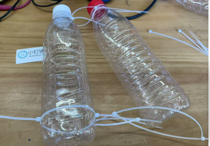 如何用矿泉水瓶制作一个风动力遥控双桨船?