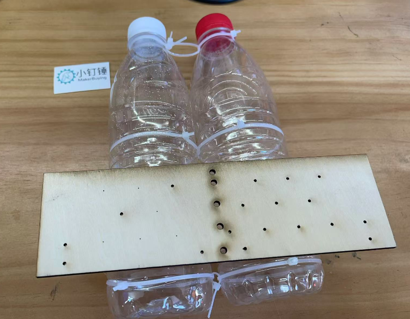 如何用矿泉水瓶制作一个风动力遥控双桨船?