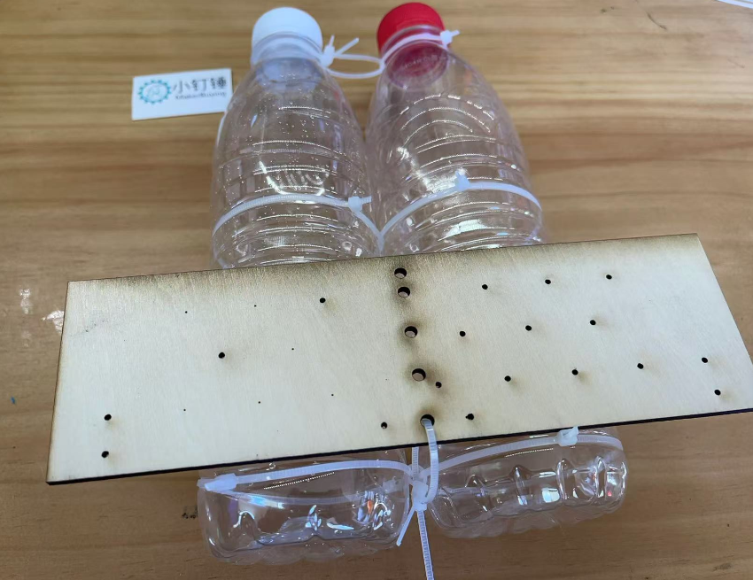 如何用矿泉水瓶制作一个风动力遥控双桨船?
