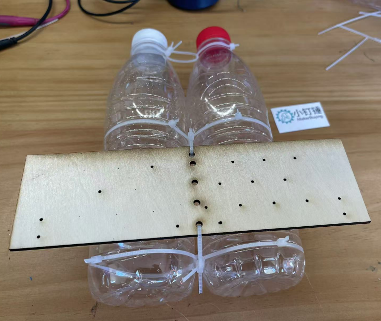 如何用矿泉水瓶制作一个风动力遥控双桨船?
