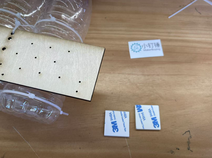 如何用矿泉水瓶制作一个风动力遥控双桨船?