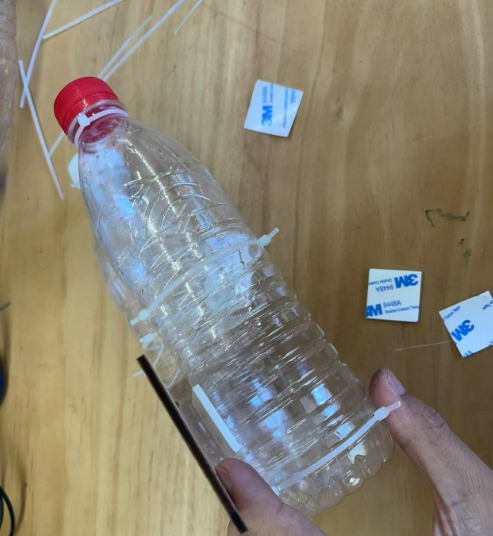 如何用矿泉水瓶制作一个风动力遥控双桨船?