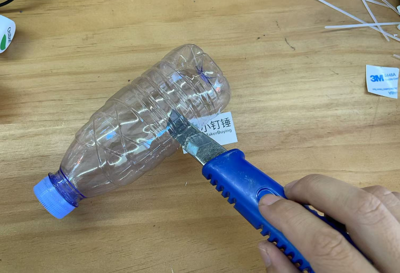 如何用矿泉水瓶制作一个风动力遥控双桨船?