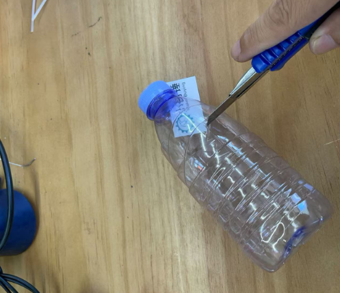 如何用矿泉水瓶制作一个风动力遥控双桨船?
