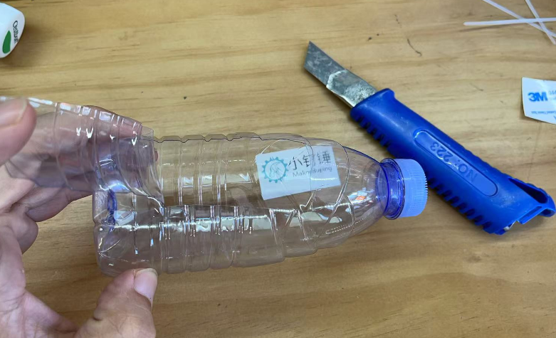 如何用矿泉水瓶制作一个风动力遥控双桨船?