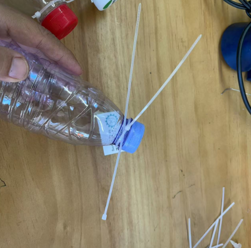 如何用矿泉水瓶制作一个风动力遥控双桨船?