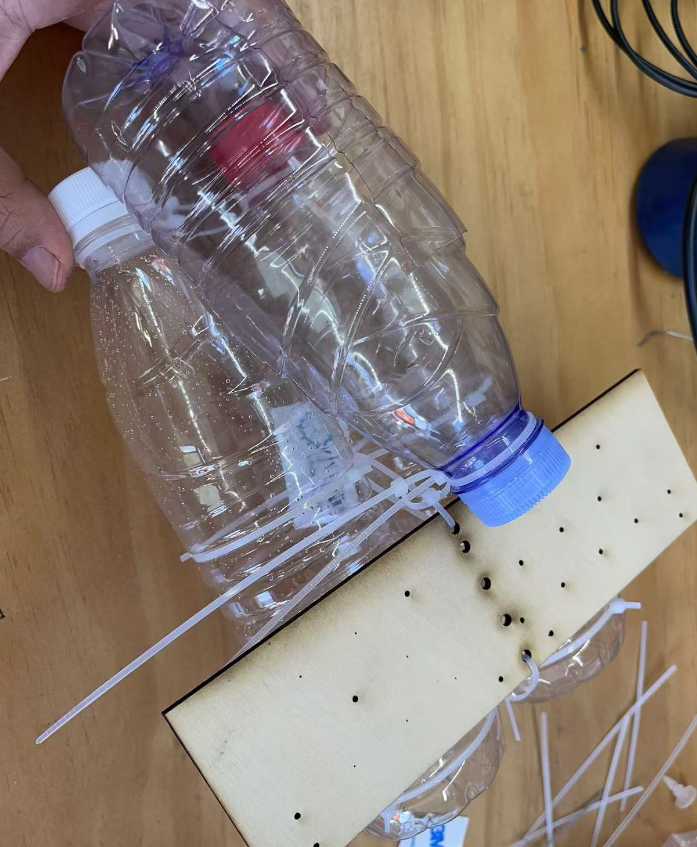 如何用矿泉水瓶制作一个风动力遥控双桨船?