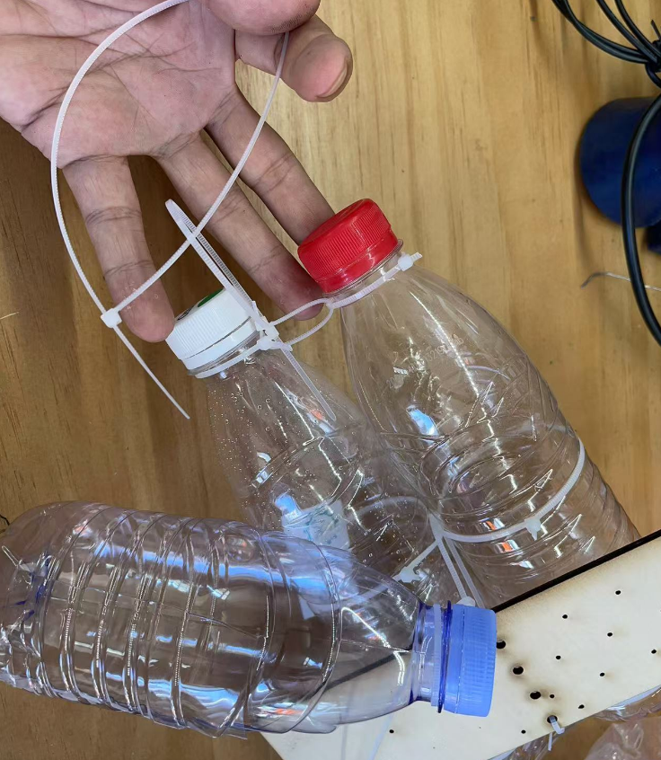 如何用矿泉水瓶制作一个风动力遥控双桨船?