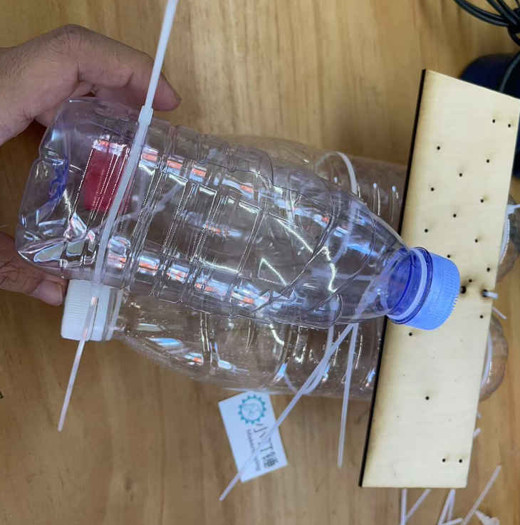 如何用矿泉水瓶制作一个风动力遥控双桨船?