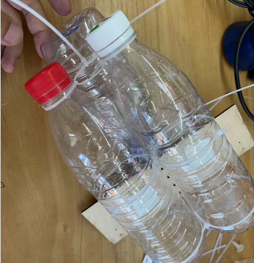 如何用矿泉水瓶制作一个风动力遥控双桨船?