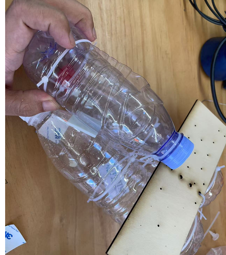 如何用矿泉水瓶制作一个风动力遥控双桨船?