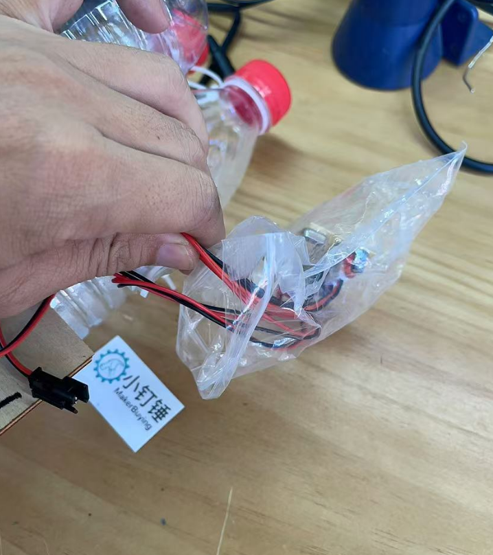 如何用矿泉水瓶制作一个风动力遥控双桨船?