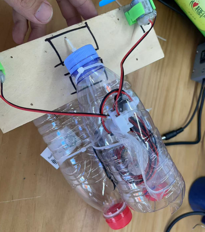如何用矿泉水瓶制作一个风动力遥控双桨船?