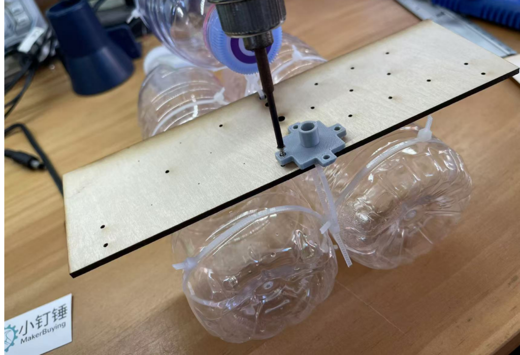如何用矿泉水瓶制作一个风动力遥控双桨船?